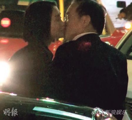 罗慧娟丈夫刘志敏获女伴深情的goodbye kiss，女方主动亲吻，嘴唇贴近刘志敏的嘴，两人对视一笑。
