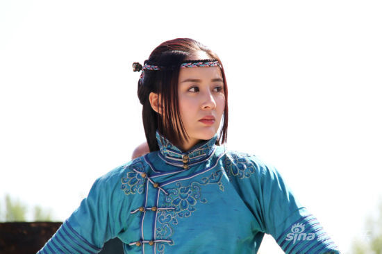 《冒牌英雄》开播 周牧茵从皇后变土匪