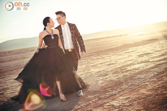 图：苏永康与未婚妻Anita在美国拉斯韦加斯的沙漠中拍婚照，场面浩瀚唯美。