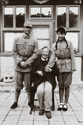 "时光倒流70年"90高龄的苏菲和当年的丈夫马海德(罗伟饰演)新浪娱乐讯