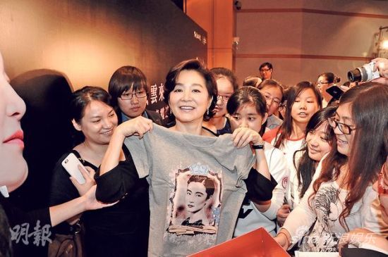 粉丝为林青霞特制T恤，逗得她十分开心。
