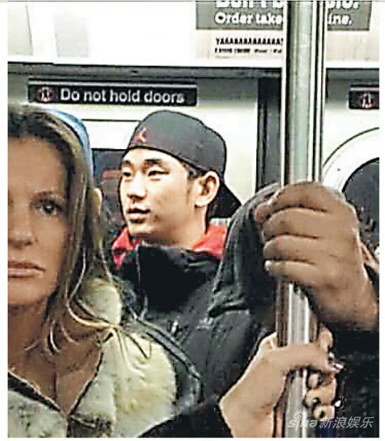 难得出外度假，金秀贤在纽约乘坐地铁也觉得兴奋。