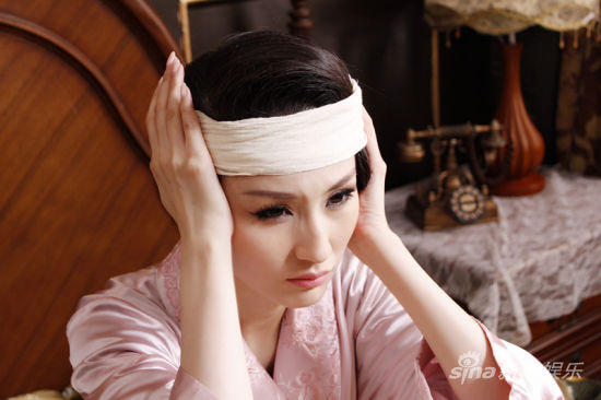 血色黎明收视佳蓝燕分饰两角险逼疯