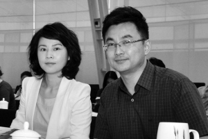 《新闻坊》主持人黄浩(右)和老搭档孙丹凤
