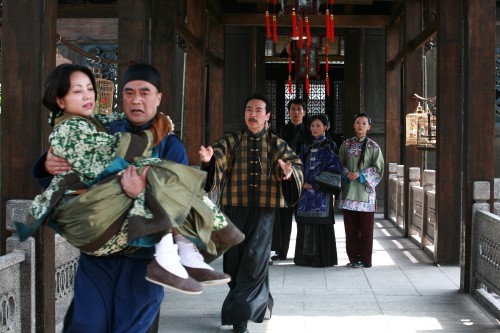 资料图片牌坊下的女人精彩剧照35