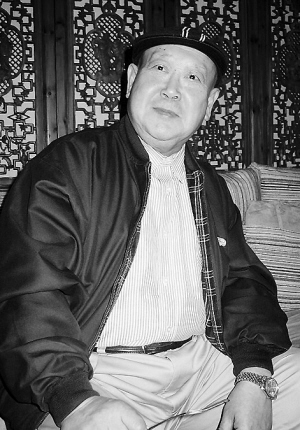 尚长荣激情回首20年 耄耋戏迷慕名而来送唱片