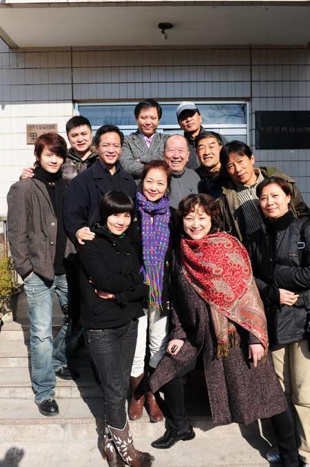 资料图片话剧大过年演员何家全家福