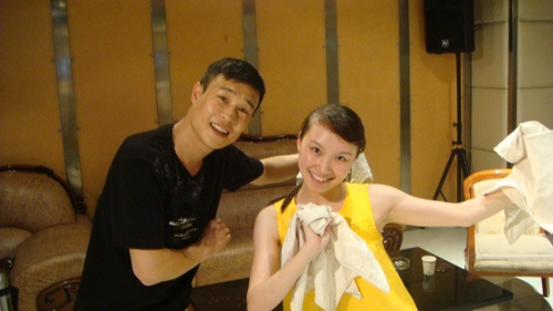 演员与小沈阳合影