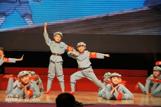 小香玉艺术学校的孩子们为建党90周年筹备演出