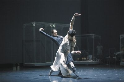 王亚彬和比利时编舞家西迪·拉比·彻克奥维合作的《生长》昨晚在国家大剧院首演。