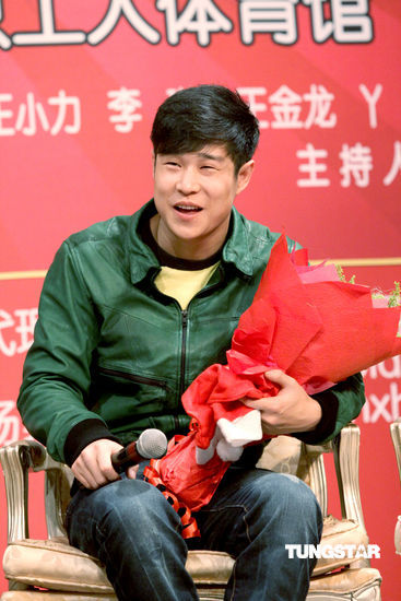 小沈阳微笑新浪娱乐讯 12月25下午,小沈阳和赵家班成员程野,王金龙