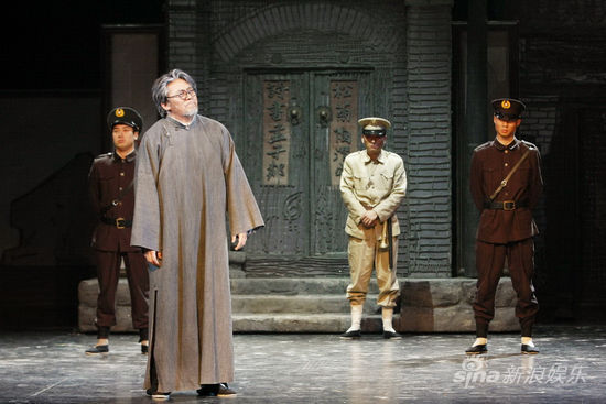 国话志愿者亮相 首场服务青春版《四世同堂》