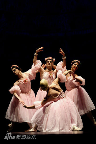 图文托卡黛罗北京首演女子四人舞