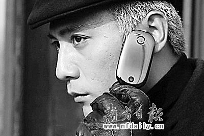 刘烨在《保持通话》里扮演一个心狠手辣的黑社会大佬.