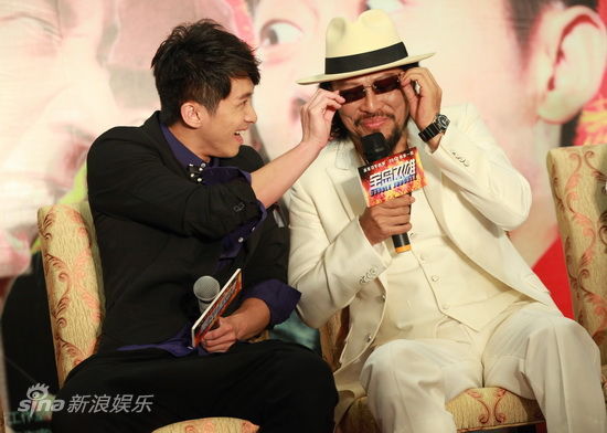图文宝岛双雄首映陈汉典帮张菲调试眼镜