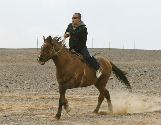 无人区剧组新疆遇沙尘暴拍摄被迫中断图