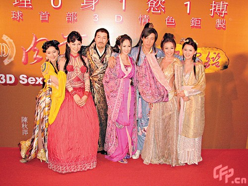 《3d肉蒲团之极乐宝鉴》的一众演员以古装造型出席记者会雷凯欣以中门