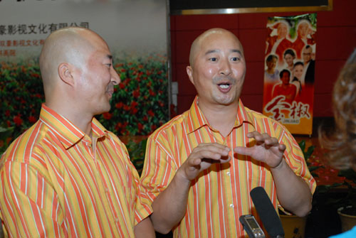 双胞胎演员张建国,张国庆外形酷似陈配斯新浪娱乐讯由著名导演于晶龙