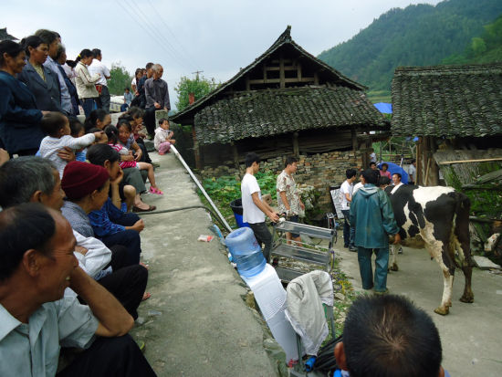 《一步之城》进山取景 "喜遭"村民围观