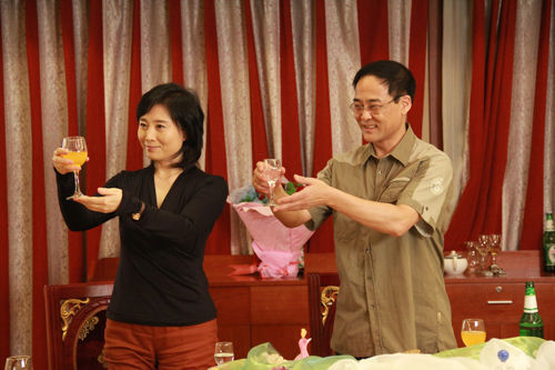 顾圣婴(郑铮饰演)和安东(苏营饰演)为老师祝寿