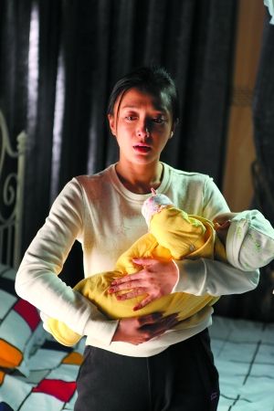 《母语》发布主题剧照 秦岚演代孕母亲显母性