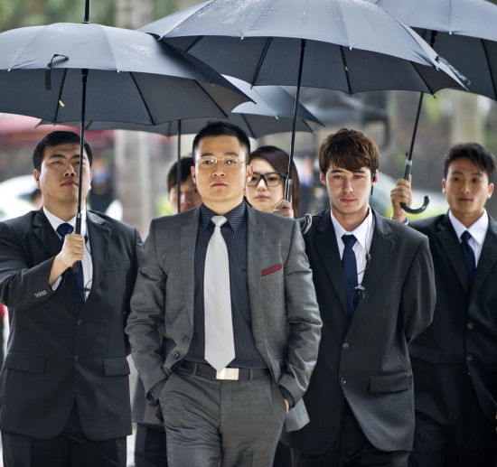 吕秀才前呼后拥尽显大款风范