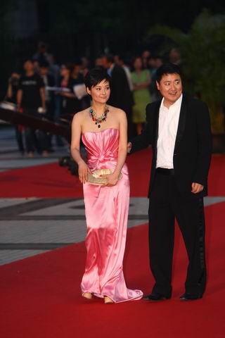 组图袁莉低胸亮相红毯携手于冬演绎红粉佳人