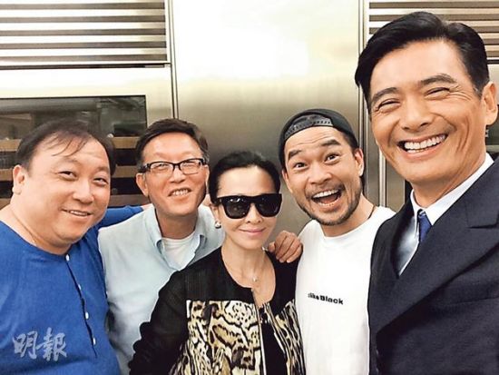 王晶（左起）、刘伟强、刘嘉玲、葛民辉及周润发一起为《赌城风云2》开工