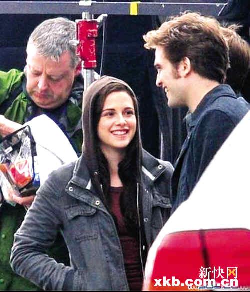 《暮色3》"狼人"雅各布强吻贝拉