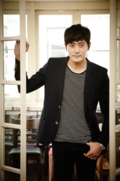 新浪娱乐讯 韩国男星张东健携新作《哭泣的男人》重返大银幕,饰演杀手