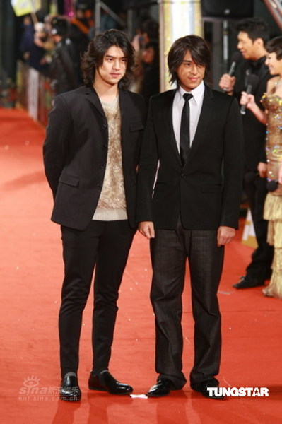 图文金马奖红毯陈柏霖与陈楚河帅气亮相