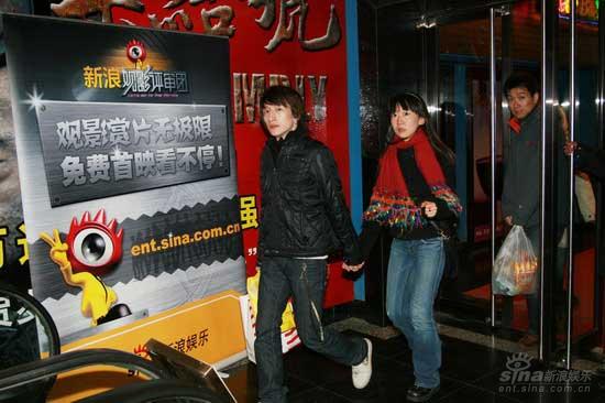 图文:《投名状》万达首映--秋微和男友