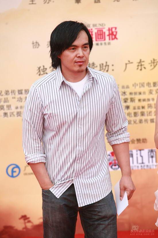 图文:《功夫之王》首映 陈大明导演手持请柬