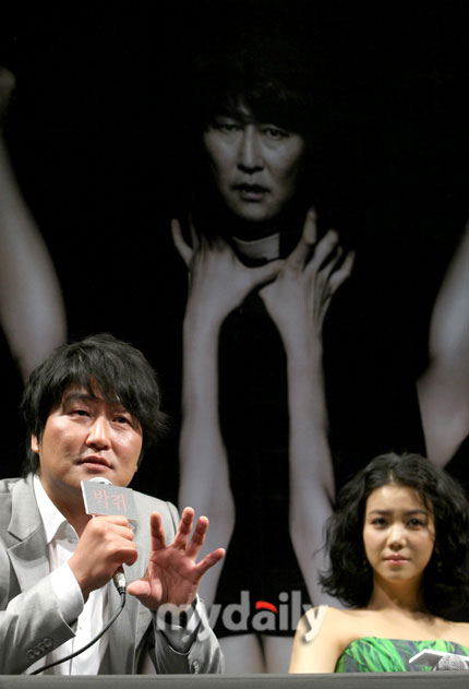 组图:朴赞旭执导《蝙蝠》 宋康昊金玉彬做宣传