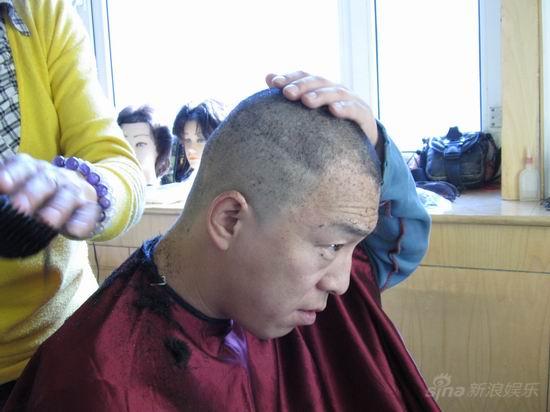 北京小伙刮光头图片