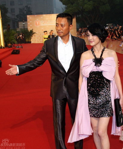 图文:上海电影节开幕--张涵予带周迅走红毯