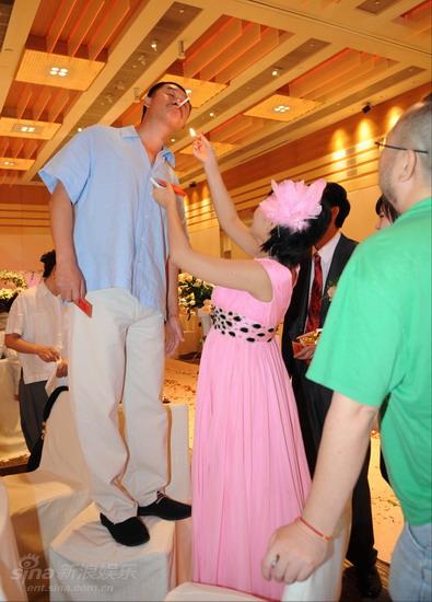 图文:《石头》主创大婚-高难度点烟