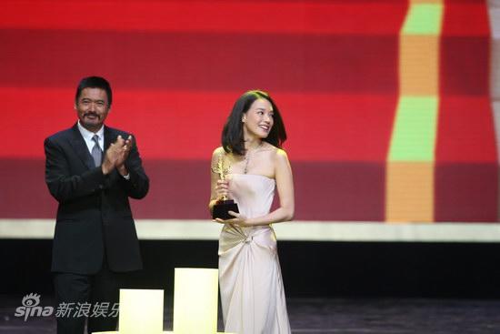 周润发给舒淇颁奖 周润发为舒淇鼓掌