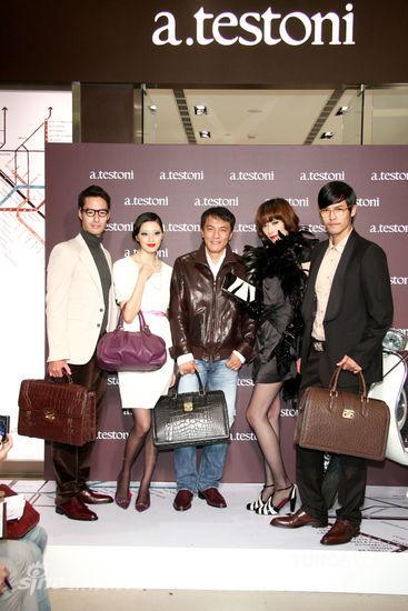 图文:戴立忍变身型男走秀-与中模特同台