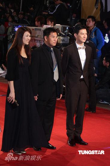 张家辉和友人合影