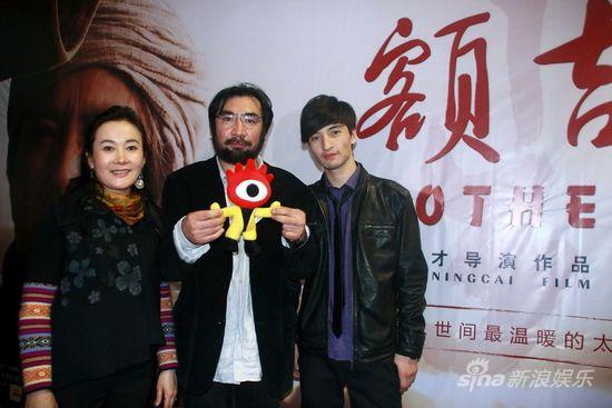 主创和小浪新浪娱乐讯 4月19日,电影《额吉》导演宁才携影片主演娜仁