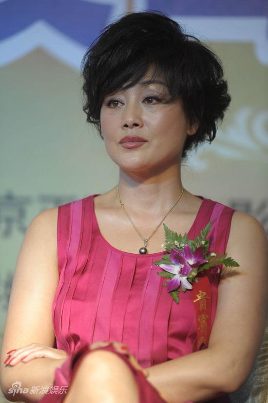 图文：《让爱回家》河南拍摄-王姬红裙亮相_影音娱乐_新浪网