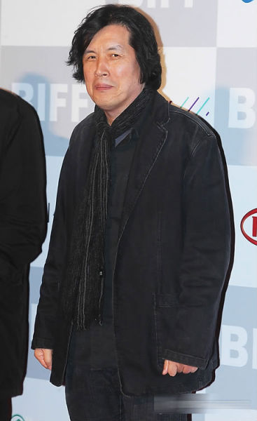 图文导演李沧东黑衣现身红毯不羁风格依旧