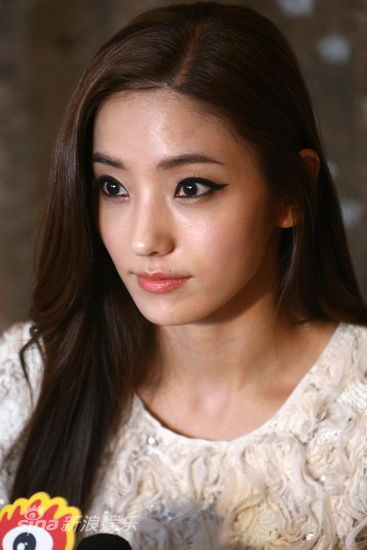 图文巨额交易首映韩彩英娇俏美丽