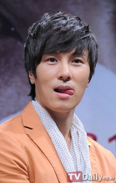 图文铁线虫入侵发布会金东万吐舌头