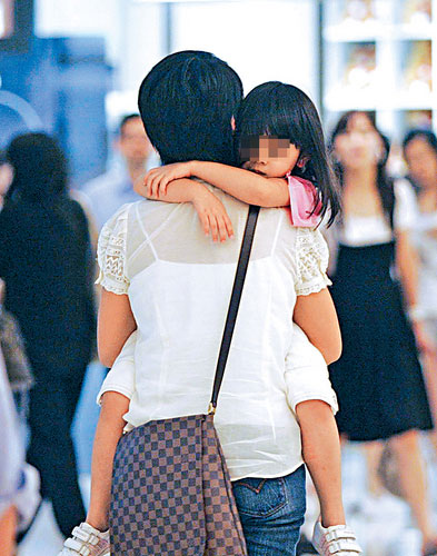 2008年8月8日,香港,陈芷菁携着约4岁大的女儿在中环ifc逛街.