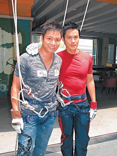 郑嘉颖打羽毛球甘愿喝口水借蒙嘉慧挡绯闻图