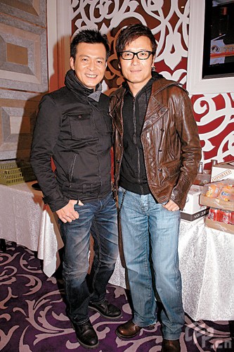 黄日华与苗侨伟众人合影新浪娱乐讯苗侨伟(三哥)与戚美珍(三嫂)日前与