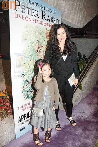 范姜为小女儿办百日宴 大女儿演出邀约不断