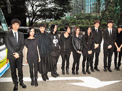 杨受成亡母今出殡 twins黑色素服鞠躬致敬(图)